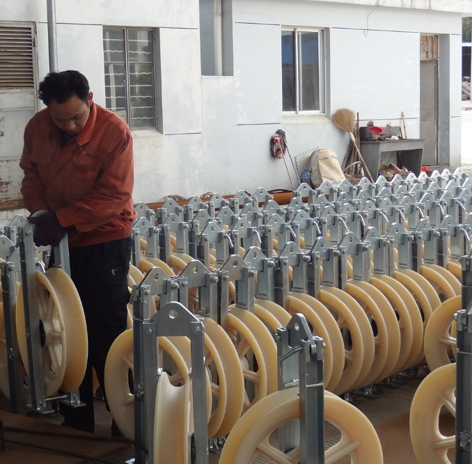 Large-Diameter 660Ã100mm Fiber Optic Cable Stringing Pulley Block - Heavy-duty overhead line guide roller