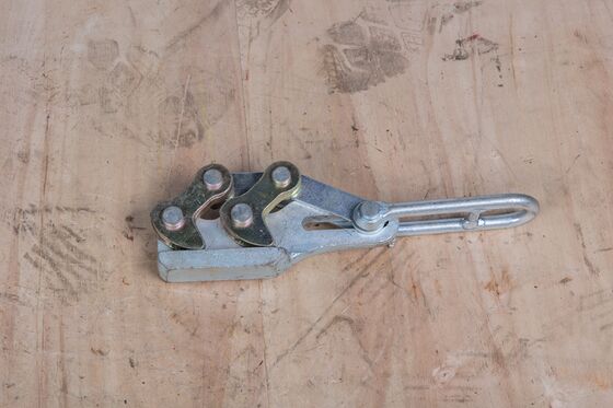 acheter Serre de traction de fil de terre durable pour 50-70 mm2 avec une capacité de charge de 20-30 kN et un verrouillage rapide par cam online manufacture