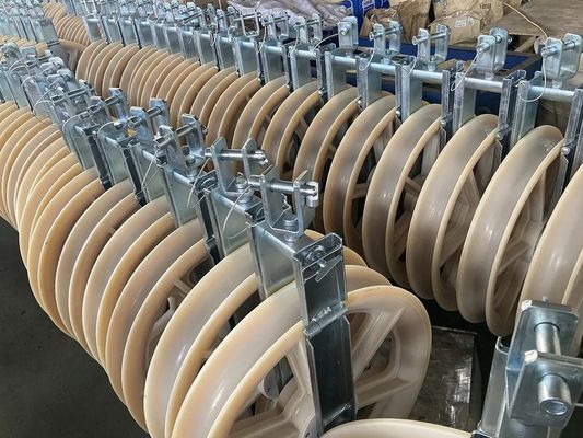 Poulie de câble robuste de grand diamètre 822 mm avec roue en nylon pour la construction de lignes aériennes