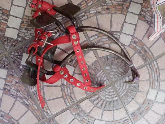 Grimpeur à poteaux de bois réglable pour charges lourdes avec des pointes tranchantes pour poteaux utilitaires de 300 mm